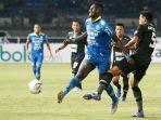 penyerang-persib-bandung-ezechiel-n-douassel.jpg
