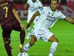 penyerang-persib-bandung-ezra-walian-saat-lawan-psm-makassar.jpg