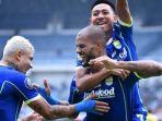 penyerang-persib-david-da-silva-merayakan-gol-bersama-ciro-alves-dan-beckham-putra.jpg