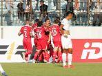 penyerang-persis-solo-gerard-artigas-dipeluk-rekannya.jpg