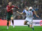 penyerang-portugal-07-cristiano-ronaldo-berebut-bola-dengan-bek-slovakia.jpg