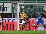 penyerang-portugal-ac-milan-rafael-leao-depan-c-melakukan-tendangan.jpg