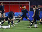 penyerang-portugal-cristiano-ronaldo-tengah-mengikuti-sesi-latihan-di-al-shahania-sc.jpg