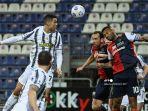 penyerang-portugal-juventus-cristiano-ronaldo-bek-cagliari-dari-uruguay-diego-godin.jpg