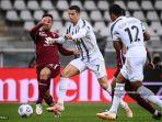 penyerang-portugal-juventus-cristiano-ronaldo-tengah-menantang-armando-izzo-kiri.jpg