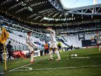 penyerang-portugal-juventus-cristiano-ronaldo-tengah-merayakan-dengan-federico-chiesa.jpg