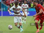 penyerang-portugal-rafa-silva-kiri-menantang-bek-hongaria-attila-fiola.jpg