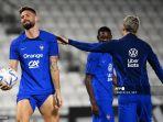 penyerang-prancis-antoine-griezmann-kanan-menepuk-bahu-olivier-giroud-kiri.jpg