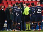 penyerang-prancis-istanbul-basaksehir-demba-ba-tengah-berbicara-dengan-wasit.jpg