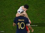 penyerang-prancis-kylian-mbappe-dan-penyerang-polandia-robert-lewandowski.jpg