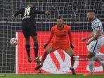 penyerang-prancis-moenchengladbach-alassane-plea-kiri-mencetak-skor-1-1-melewati-samir-handanovic.jpg