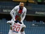 penyerang-prancis-paris-saint-germain-kylian-mbappe-dengan-kurzawa.jpg