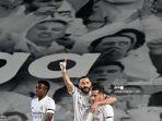 penyerang-prancis-real-madrid-karim-benzema-tengah-merayakan-bersama-rekan-setimnya.jpg