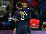 penyerang-psg-lionel-messi-diberi-selamat-oleh-kylian-mbappe.jpg
