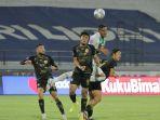 penyerang-pss-sleman-wander-luiz-saat-memperebotkan-bola-melawan-bek-pss-sleman.jpg