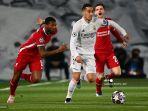 penyerang-real-madrid-lucas-vazquez-menantang-gelandang-liverpool-georginio-wijnaldum.jpg