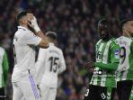 penyerang-real-madrid-prancis-karim-benzema-kiri-bereaksi-setelah-golnya-dianulir.jpg