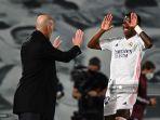 penyerang-real-madrid-vinicius-junior-kanan-merayakan-dengan-zinedine-zidane.jpg