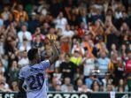 penyerang-real-madrid-vinicius-junior-memberi-isyarat-ke-tribun.jpg