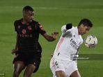 penyerang-real-sociedad-alexander-isak-kiri-menantang-bek-prancis-real-madrid-raphael-varane.jpg
