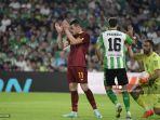 penyerang-roma-andrea-belotti-kiri-bertepuk-tangan.jpg