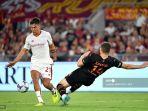 penyerang-roma-paulo-dybala-kiri-berebut-bola-dengan-eduard-kozik.jpg
