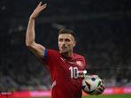 penyerang-serbia-10-dusan-tadic-berinteraksi-dengan-para-penggemar.jpg