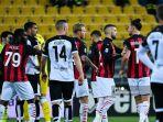 penyerang-swedia-ac-milan-zlatan-ibrahimovic-belakang-kanan-bereaksi-setelah-dapat-kartu-merah.jpg