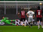 penyerang-swedia-ac-milan-zlatan-ibrahimovic-kanan-gagal-melakukan-tendangan-penalti.jpg
