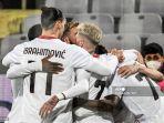penyerang-swedia-ac-milan-zlatan-ibrahimovic-kiri-bersatu-dengan-rekan-satu-tim.jpg