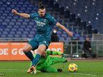 penyerang-swedia-ac-milan-zlatan-ibrahimovic-menantang-kiper-spanyol-roma-pau-lopez.jpg