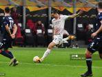 penyerang-swedia-ac-milan-zlatan-ibrahimovic-menendang-bola.jpg