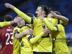 penyerang-swedia-zlatan-ibrahimovic-tengah-dan-rekan-satu-timnya-merayakan-gol.jpg