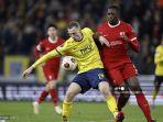 penyerang-union-st-gilloise-asal-swedia-29-gustaf-nilsson-berebut-bola.jpg