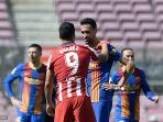 penyerang-uruguay-atletico-madrid-luis-suarez-kiri-berbicara-dengan-busquets.jpg