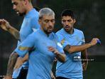 penyerang-uruguay-luis-suarez-kanan-mengikuti-sesi-latihan-di-al-erssal.jpg