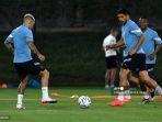 penyerang-uruguay-luis-suarez-kedua-kanan-dan-rekannya-lucas-torreira-kiri.jpg