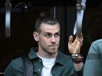 penyerang-wales-gareth-bale-naik-bus-setelah-turun-dari-pesawat-di-bandara.jpg