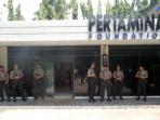 penyidik-bareskrim-geledah-kantor-pertamina-foundation_20150901_133132.jpg