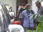 penyidik-komisi-pemberantasan-korupsi-kpk-membawa-koper-usai-melaku_20180322_112341.jpg