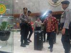 penyidik-kpk-membawa-lima-tas-koper-diduga-berisi-barang-bukti-kementan.jpg