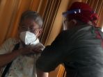 penyuntikan-vaksin-covid-19-untuk-lansia_20210227_163924.jpg