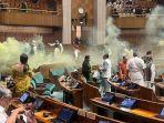 penyusup-memasuki-ruang-sidang-parleman-india.jpg