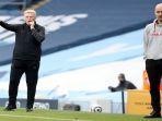 pep-guardiola-ketika-mendampingi-timnya-dari-pinggir-lapangan-melawan-west-ham.jpg