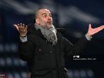 pep-guardiola-memberi-isyarat-saat-manchester-city-lawan-wba.jpg