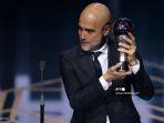 pep-guardiola-memegang-penghargaan-pelatih-pria-terbaik-fifa-2023.jpg