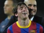 pep-guardiola-memeluk-lionel-messi-saat-masih-melatih-barcelona_20161115_224318.jpg