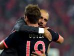 pep-guardiola-memeluk-mario-goetze_20150918_041500.jpg