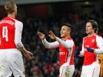 per-mertesacker-bikin-gol_20150105_034210.jpg