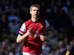 per-mertesacker-jogingggg.jpg